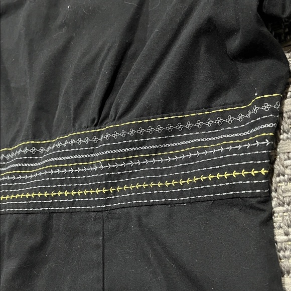 02 Scrubs | Black V-Neck Scrub Top with Stitched Waist Detail - Picture 3 of 8